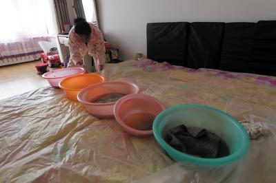 安陆楼上漏水，住户失联，小区没物管，业主维权难！律师来支招……